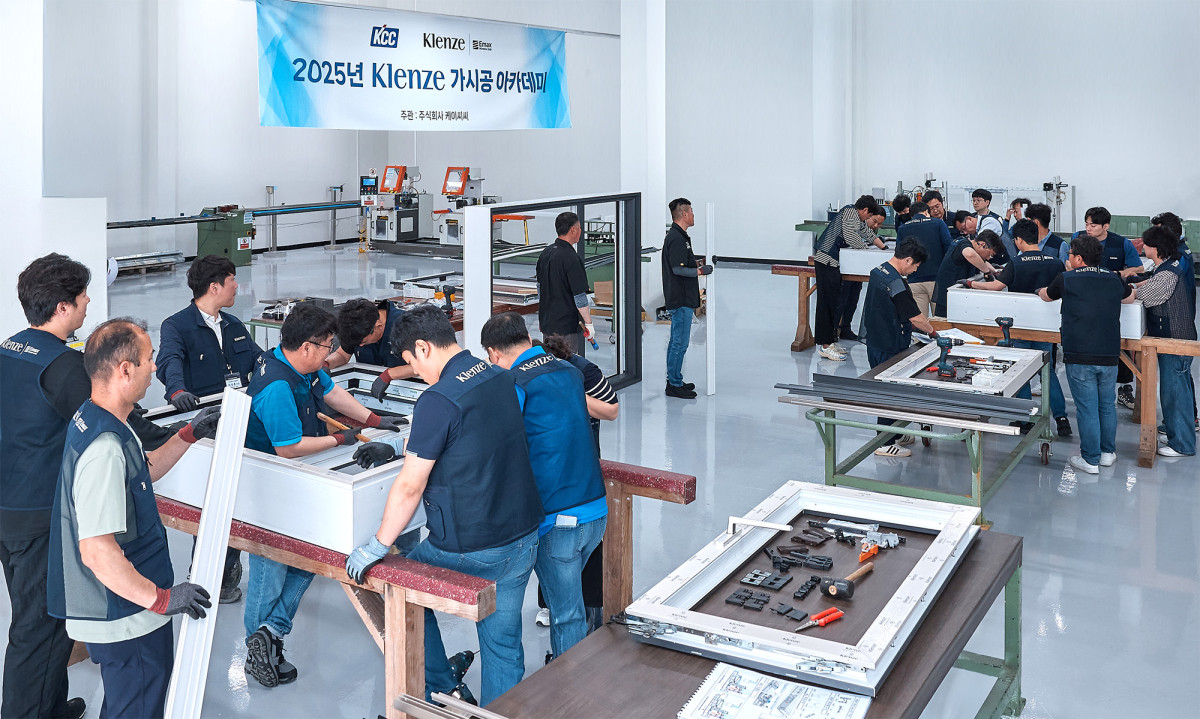 ▲‘2025 Klenze(클렌체) 가시공 아카데미’ 참가자들이 시공 실습을 진행하고 있다.
 (사진제공=KCC)