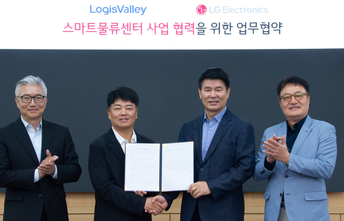 ▲ LG전자가 신성장 동력으로 육성 중인 '스마트팩토리 솔루션' 사업을 물류 분야로 확장하기 위해 국내 최대 복합물류기업 '로지스밸리'와 '스마트물류센터 사업 협력을 위한 업무협약'을 체결했다. (왼쪽부터) 김필립 로지스밸리 대표이사, 임영빈 로지스밸리 그룹 회장, 정대화 LG전자 생산기술원장 사장, 백기문 LG전자 ID사업부장 전무. (자료제공=LG전자)