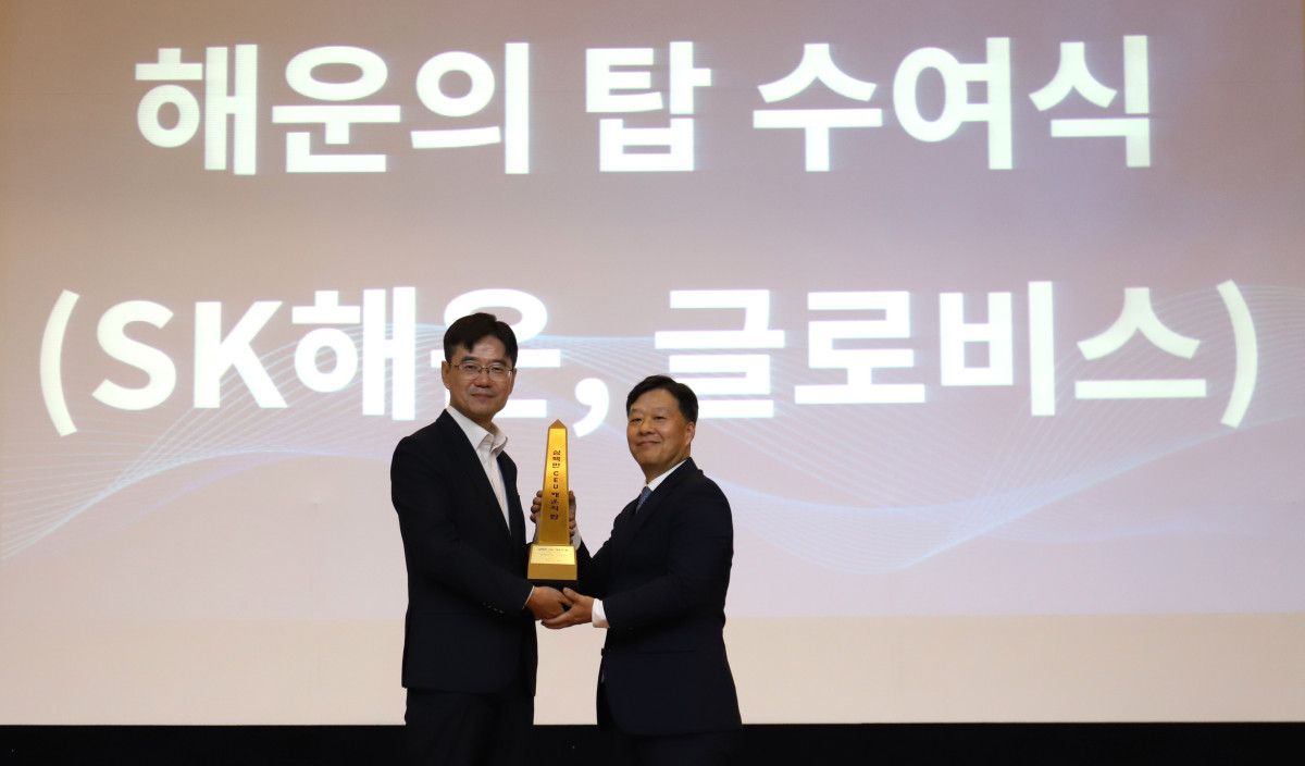 ▲현대글로비스는 지난달 27일 개최된 해운선사 사장단 연찬회에서 ‘300만CEU 해운의 탑’을 수상했다. 김정석 현대글로비스 해운사업부장(오른쪽)이 허만욱 해양수산부 해운물류국장으로부터 수상하고 있는 모습. (사진=현대글로비스)