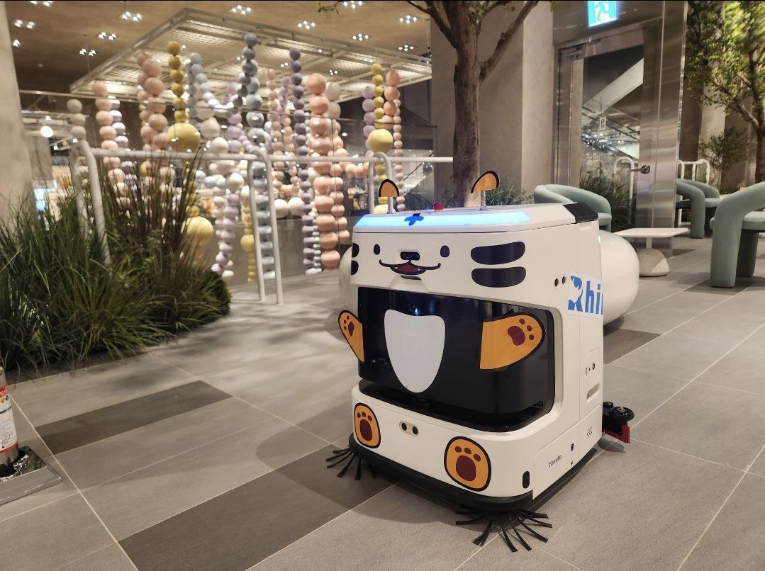 ▲커넥트 현대 청주점에 인턴사원으로 입사한 AI 청소로봇 ‘휠리 J40’