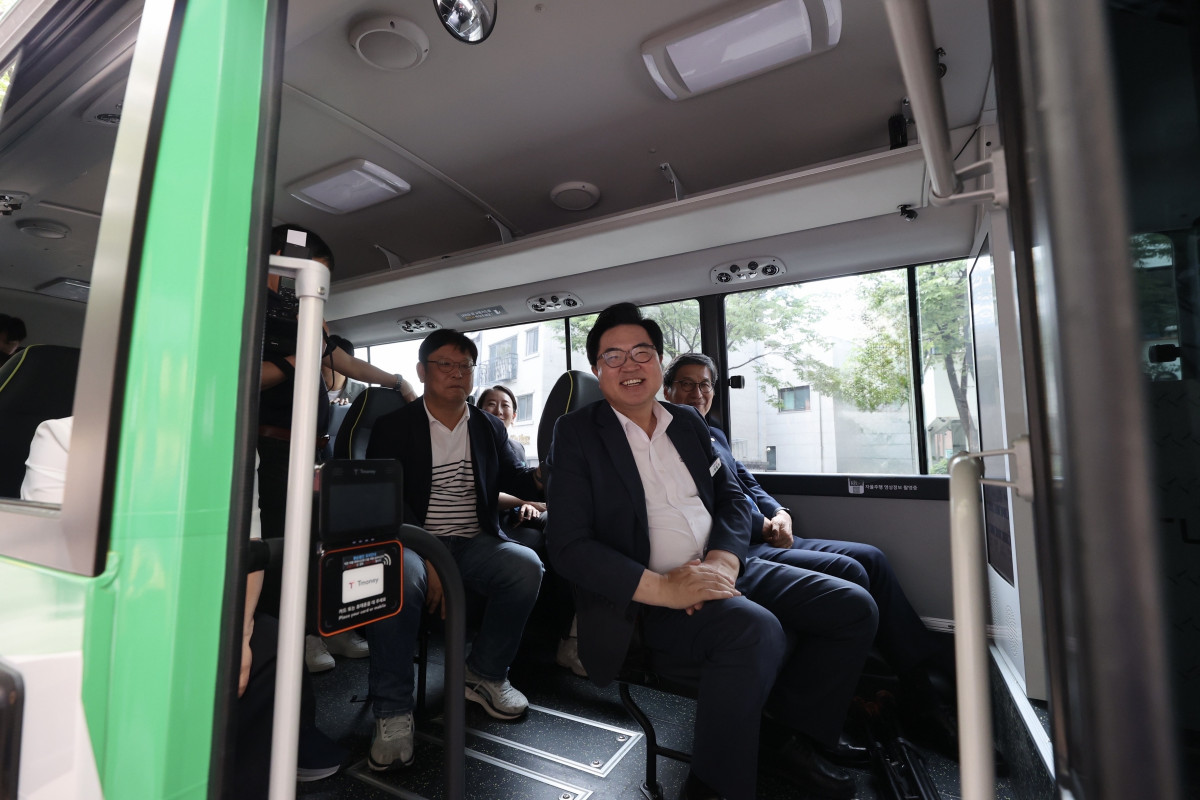 ▲자율주행 마을버스에 탑승한 박일하 동작구청장. (사진제공=동작구)