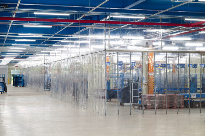 ▲쿠팡로지스틱스서비스(CLS)가 물류 업계 최초로 도입한 차폐식 대형 냉방 구역이 청주 서브허브에 설치된 모습. (사진제공=쿠팡로지스틱스서비스)