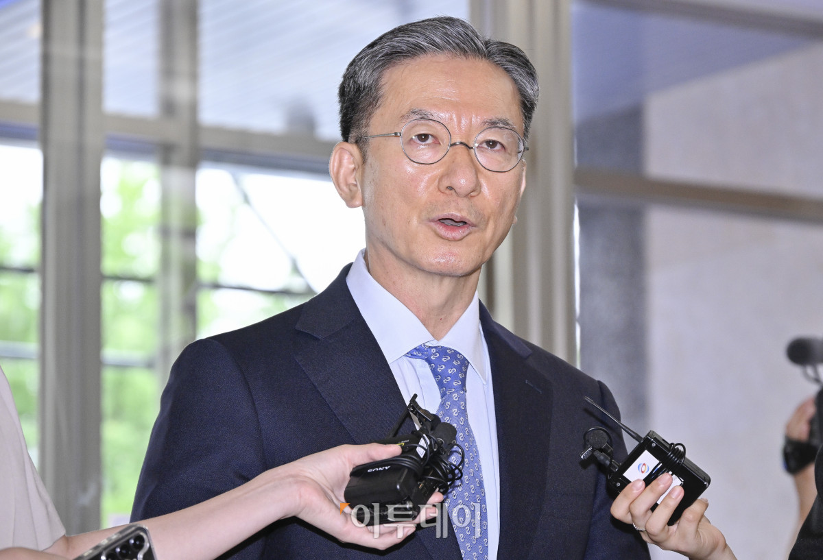 ▲정성호 법무부장관 후보자가 1일 서울 종로구 적선현대빌딩에 마련된 인사청문회 준비 사무실에 출근하며 취재진의 질문에 답하고 있다. 조현호 기자 hyunho@