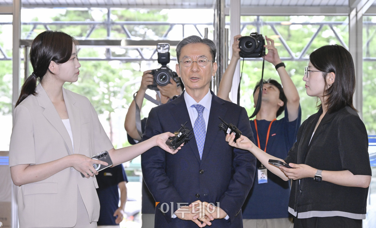 ▲정성호 법무부장관 후보자가 1일 서울 종로구 적선현대빌딩에 마련된 인사청문회 준비 사무실에 출근하며 취재진의 질문에 답하고 있다. 조현호 기자 hyunho@
