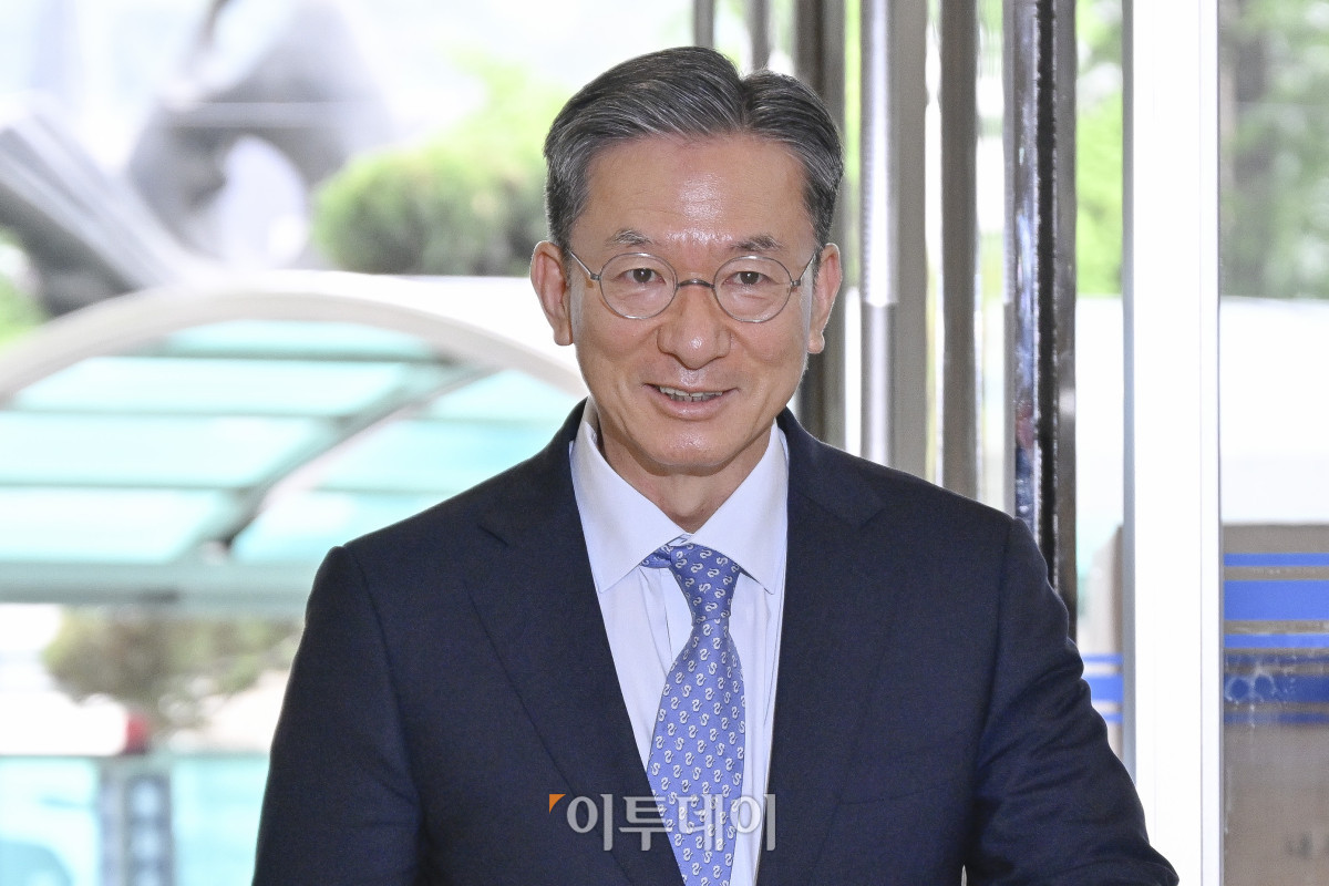 ▲정성호 법무부장관 후보자가 1일 서울 종로구 적선현대빌딩에 마련된 인사청문회 준비 사무실에 출근하고 있다. 조현호 기자 hyunho@