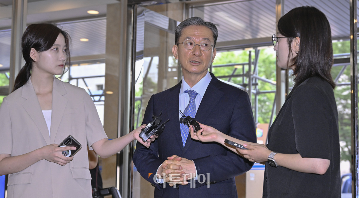 ▲정성호 법무부장관 후보자가 1일 서울 종로구 적선현대빌딩에 마련된 인사청문회 준비 사무실에 출근하며 취재진의 질문에 답하고 있다. 조현호 기자 hyunho@