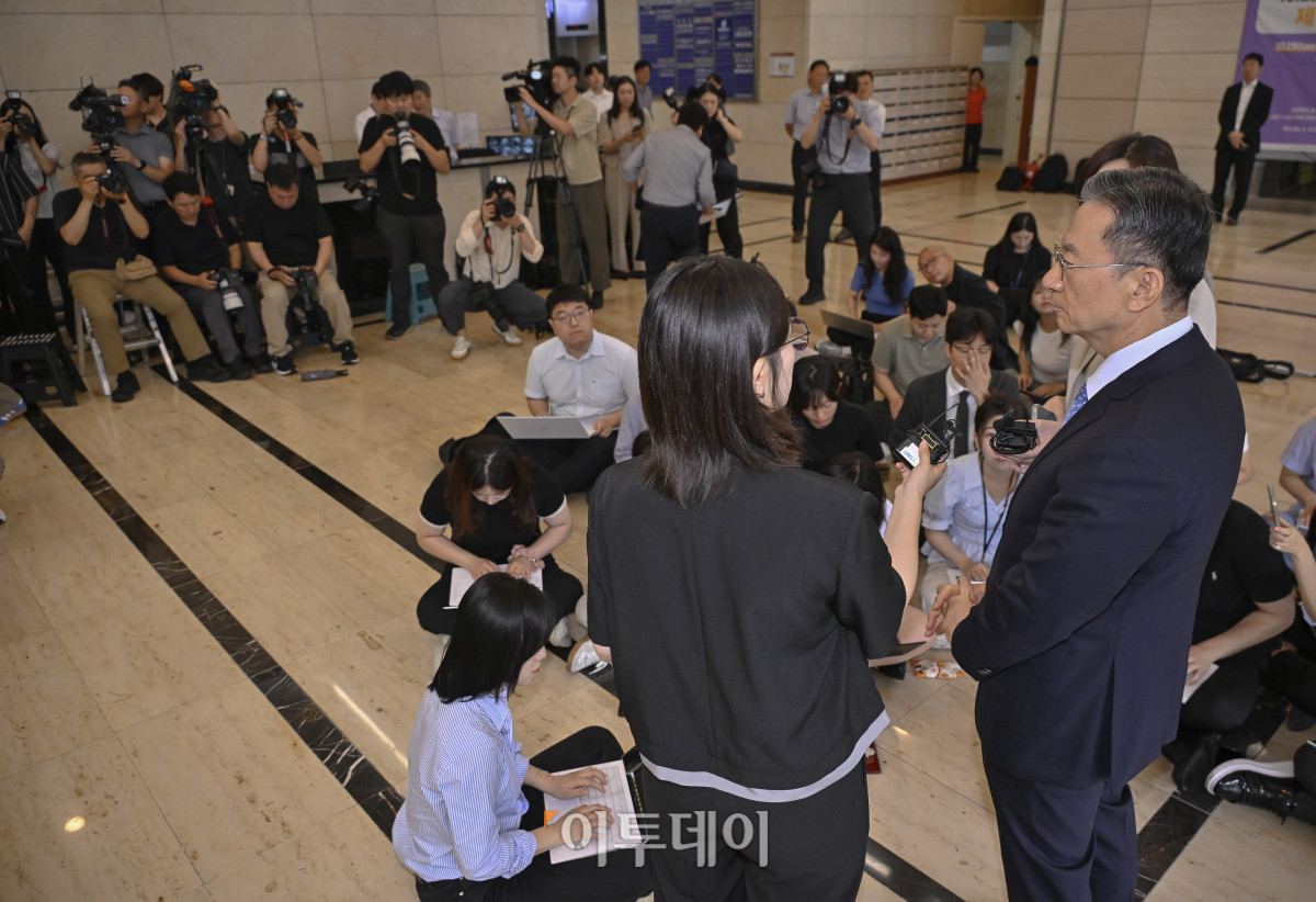 ▲정성호 법무부장관 후보자가 1일 서울 종로구 적선현대빌딩에 마련된 인사청문회 준비 사무실에 출근하며 취재진의 질문에 답하고 있다. 조현호 기자 hyunho@