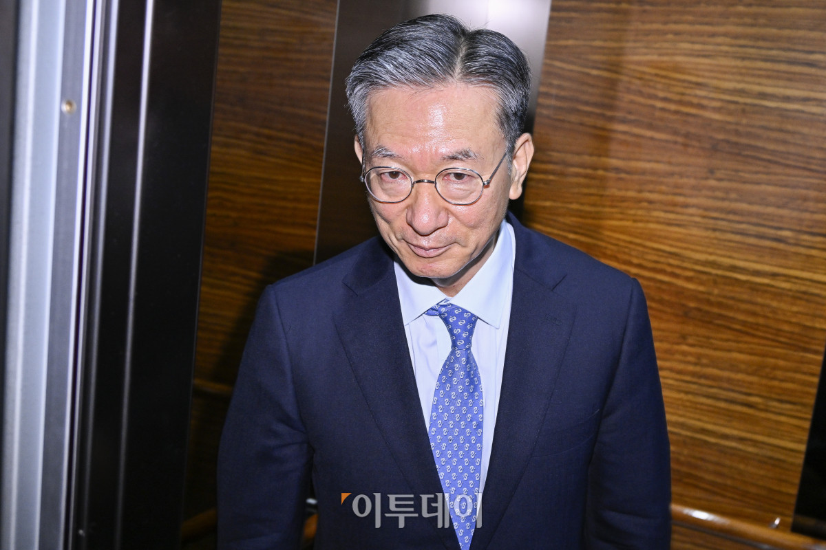 ▲정성호 법무부장관 후보자가 1일 서울 종로구 적선현대빌딩에 마련된 인사청문회 준비 사무실에 출근하고 있다. 조현호 기자 hyunho@