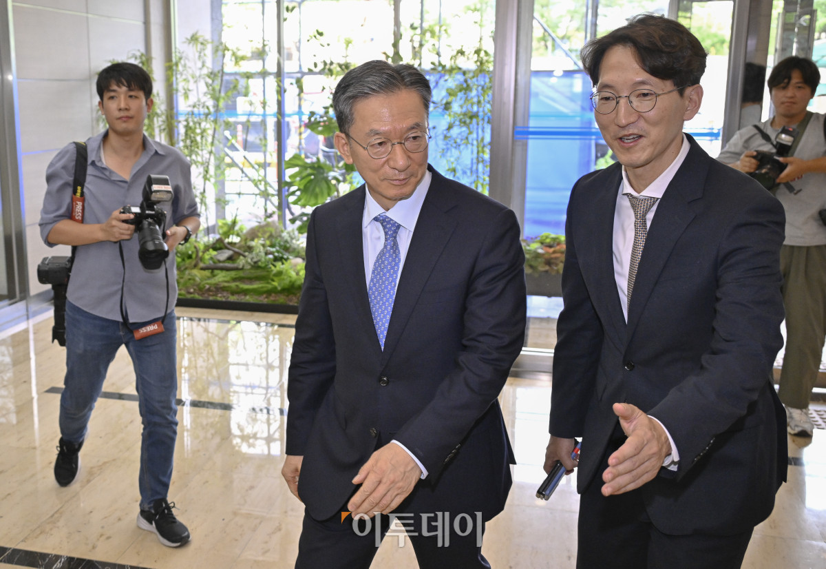 ▲정성호(가운데) 법무부장관 후보자가 1일 서울 종로구 적선현대빌딩에 마련된 인사청문회 준비 사무실에 출근하고 있다. 조현호 기자 hyunho@