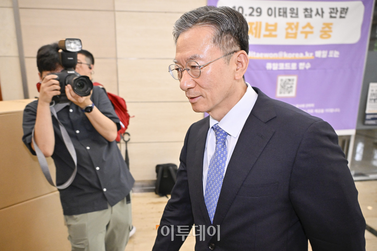 ▲정성호 법무부장관 후보자가 1일 서울 종로구 적선현대빌딩에 마련된 인사청문회 준비 사무실에 출근하고 있다. 조현호 기자 hyunho@