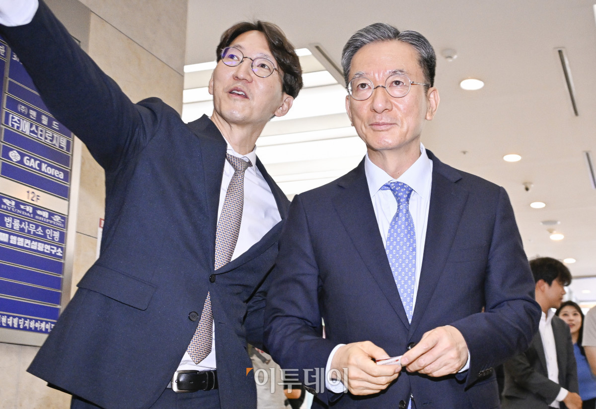 ▲ 정성호(오른쪽) 법무부 장관 후보자가 1일 서울 종로구 적선 현대빌딩에 마련된 인사청문회 준비 사무실에 출근하고 있다. 사진 왼쪽은 정 후보자를 사무실로 안내하는 장관 인사청문회 준비단 노선균 법무부 대변인. (조현호 기자 hyunho@)