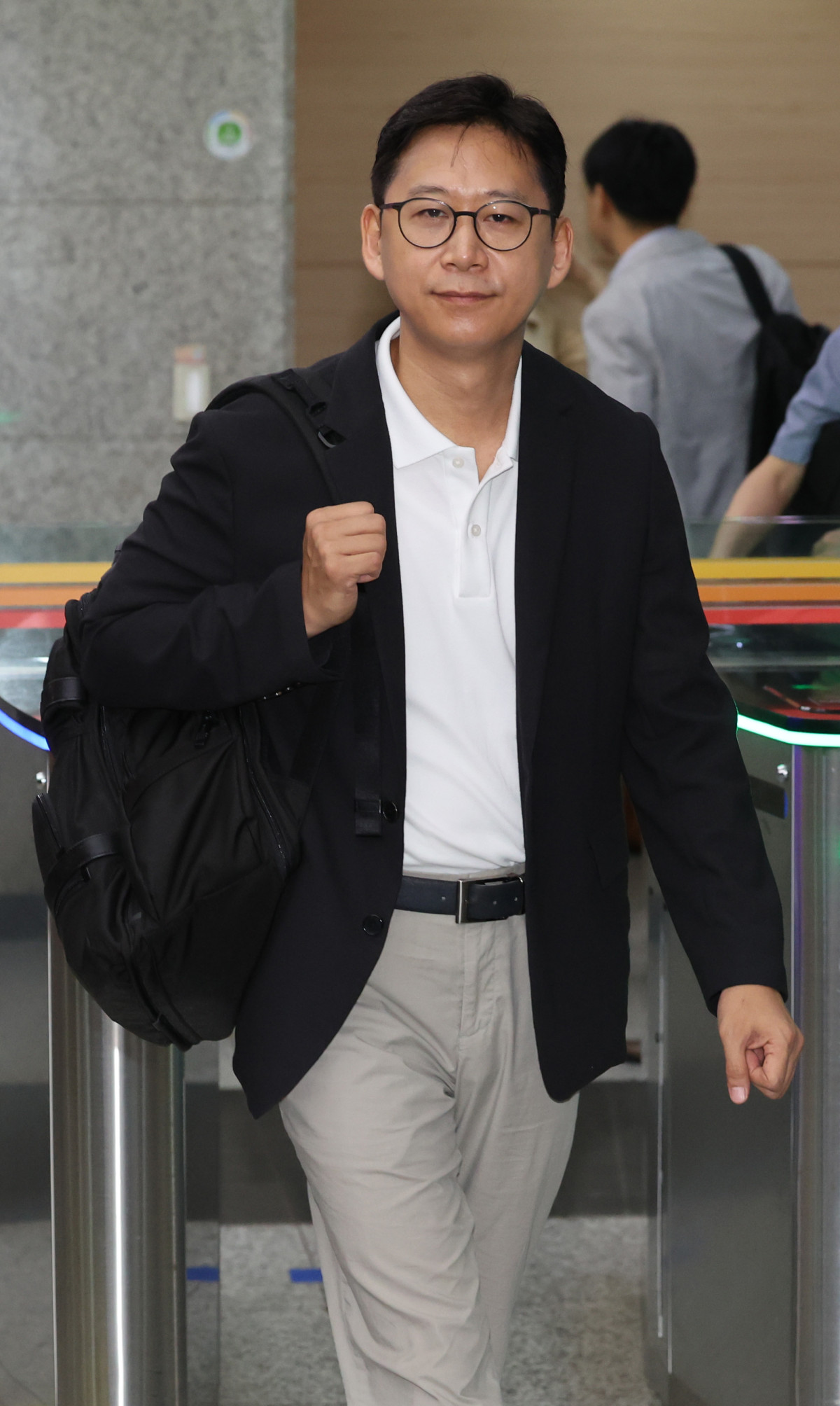 ▲[서울=뉴시스] 배훈식 기자 = 배경훈 과학기술정보통신부 장관 후보자가 1일 오전 서울 종로구 광화문우체국에 마련된 인사청문회 준비 사무실로 출근하고 있다. 2025.07.01. dahora83@newsis.com