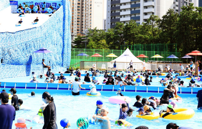 ▲2024년 노원 워터파크에서 물놀이를 즐기는 사람들 모습. (사진제공=노원구)