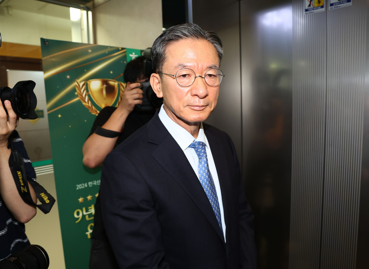 ▲정성호 법무부 장관 후보자가 1일 서울 종로구 적선동에 마련된 인사청문회 준비 사무실로 출근하며 승강기를 기다리고 있다. (연합뉴스)