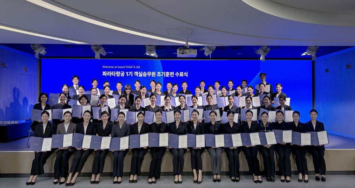 ▲28일 유한대학교에서 진행된 '파라타항공 1기 객실승무원 수료식'에서 승무원들이 기념 촬영을 하고 있다.  (사진=파라타항공)