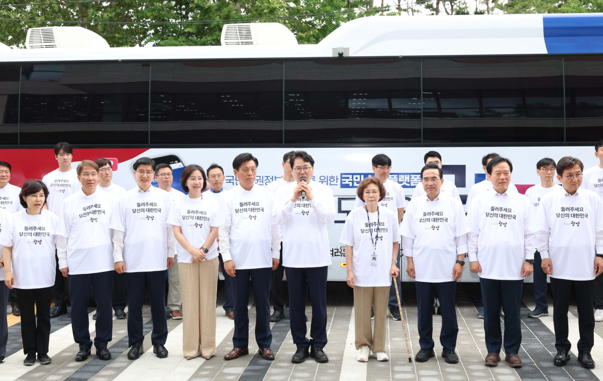 ▲이한주 국정기획위원회 위원장이 1일 서울 종로구 국정기획위 앞에서 열린 ‘버스로 찾아가는 모두의 광장’ 출정식에서 격려사를 하고있다. 국정기획위는 24일까지 강원·충청·경상·호남권을 방문해 온라인 참여가 어려운 국민들의 다양한 정책 제안 및 민원을 접수할 예정이다. 신태현 기자 holjjak@