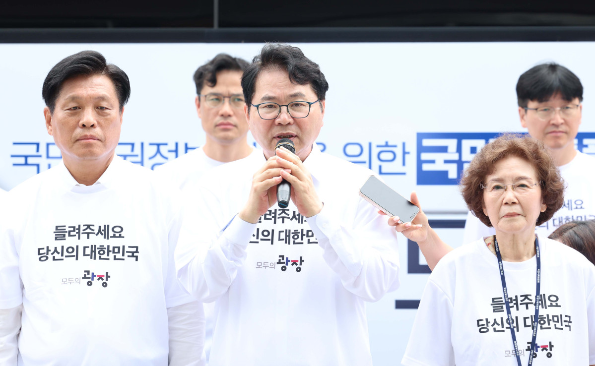 ▲이한주 국정기획위원회 위원장이 1일 서울 종로구 국정기획위 앞에서 열린 ‘버스로 찾아가는 모두의 광장’ 출정식에서 격려사를 하고있다. 국정기획위는 24일까지 강원·충청·경상·호남권을 방문해 온라인 참여가 어려운 국민들의 다양한 정책 제안 및 민원을 접수할 예정이다. 신태현 기자 holjjak@