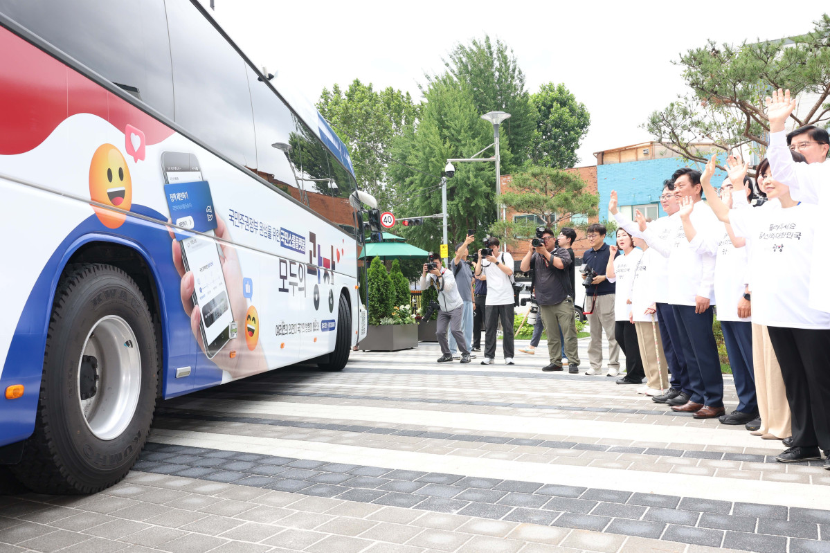 ▲이한주 국정기획위원회 위원장, 신필균 국민주권위원장, 조승래 국정기획위 대변인과 각 분과 위원장 등이 1일 서울 종로구 국정기획위 앞에서 열린 ‘버스로 찾아가는 모두의 광장’ 출정식에서 버스를 향해 손을 흔들고 있다. 국정기획위는 24일까지 강원·충청·경상·호남권을 방문해 온라인 참여가 어려운 국민들의 다양한 정책 제안 및 민원을 접수할 예정이다. 신태현 기자 holjjak@