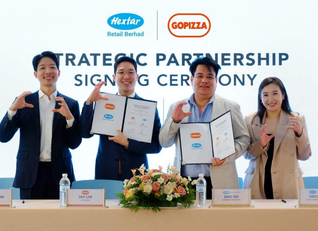 ▲(왼쪽부터)임재형 고피자 글로벌사업본부장, 임재원 고피자 대표, Eric Vo 헥스타르 리테일 매니징 디렉터, Vicca Ng 헥스타르 리테일 최고운영책임자가 마스터 라이센싱 계약을 체결하고 기념사진을 촬영하고 있다. (사진제공=고피자)