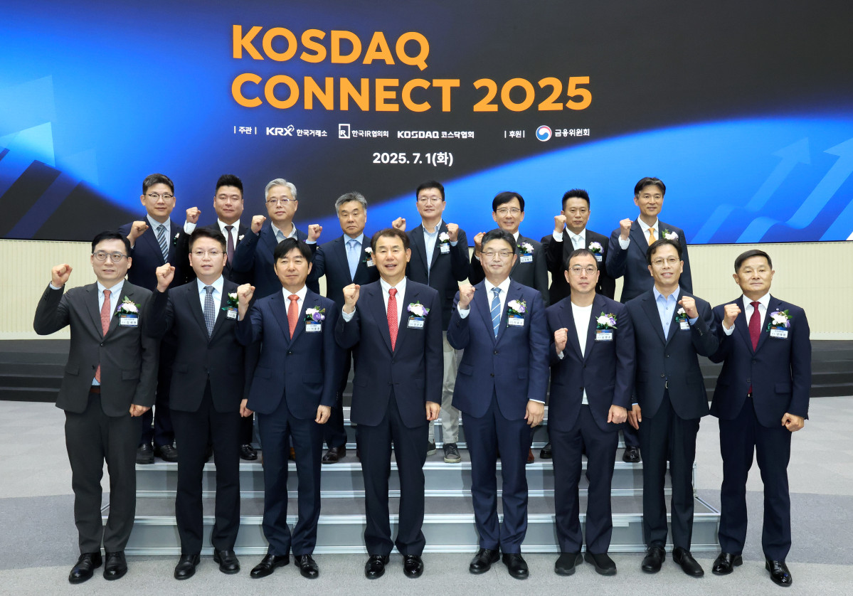 ▲1일 코스닥 커넥트 2025 개막식에 참석한 주요인사들이 파이팅을 외치며 기념촬영을 하고 있다. 앞줄 왼쪽 세번째부터 이동훈 코스닥협회 회장, 정은보 한국거래소 이사장, 이윤수 금융위원회 증선위 상임위원 (사진=한국거래소)