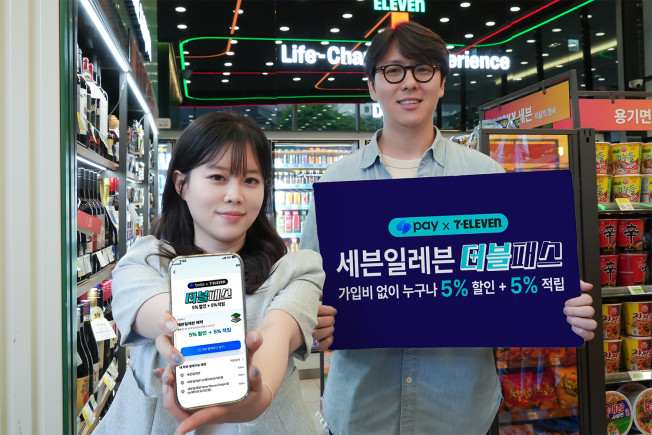 ▲세븐일레븐 모델들이 '더블패스 멤버십'을 선보이고 있다. (사진제공=세븐일레븐)