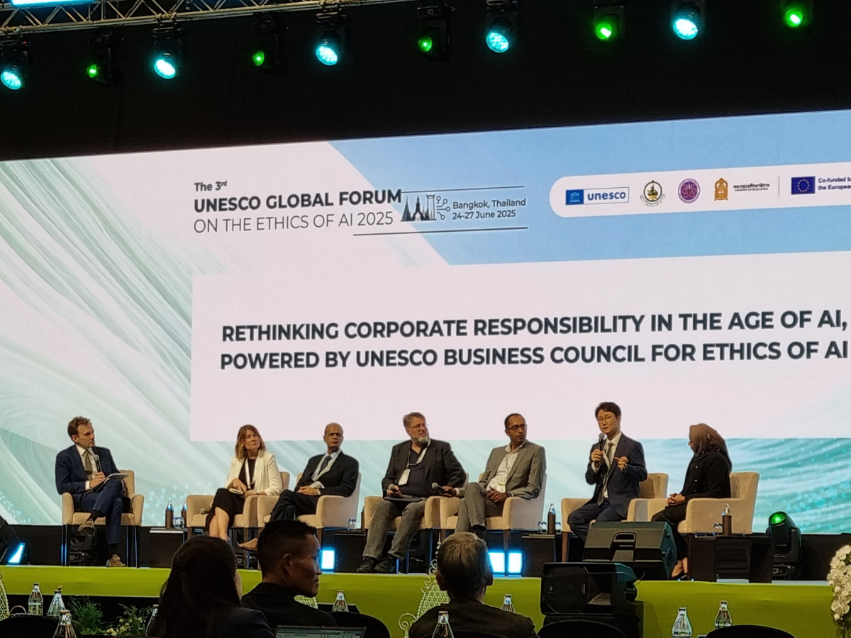 ▲26일(현지시간) 태국 방콕에서 열린 포럼에서 김명신 LG AI연구원 정책수석        (사진 오른쪽에서 두 번째)이 글로벌 AI 거버넌스를 위한 민간 부문의 협력에 관해 논의했다. (자료제공=LG)