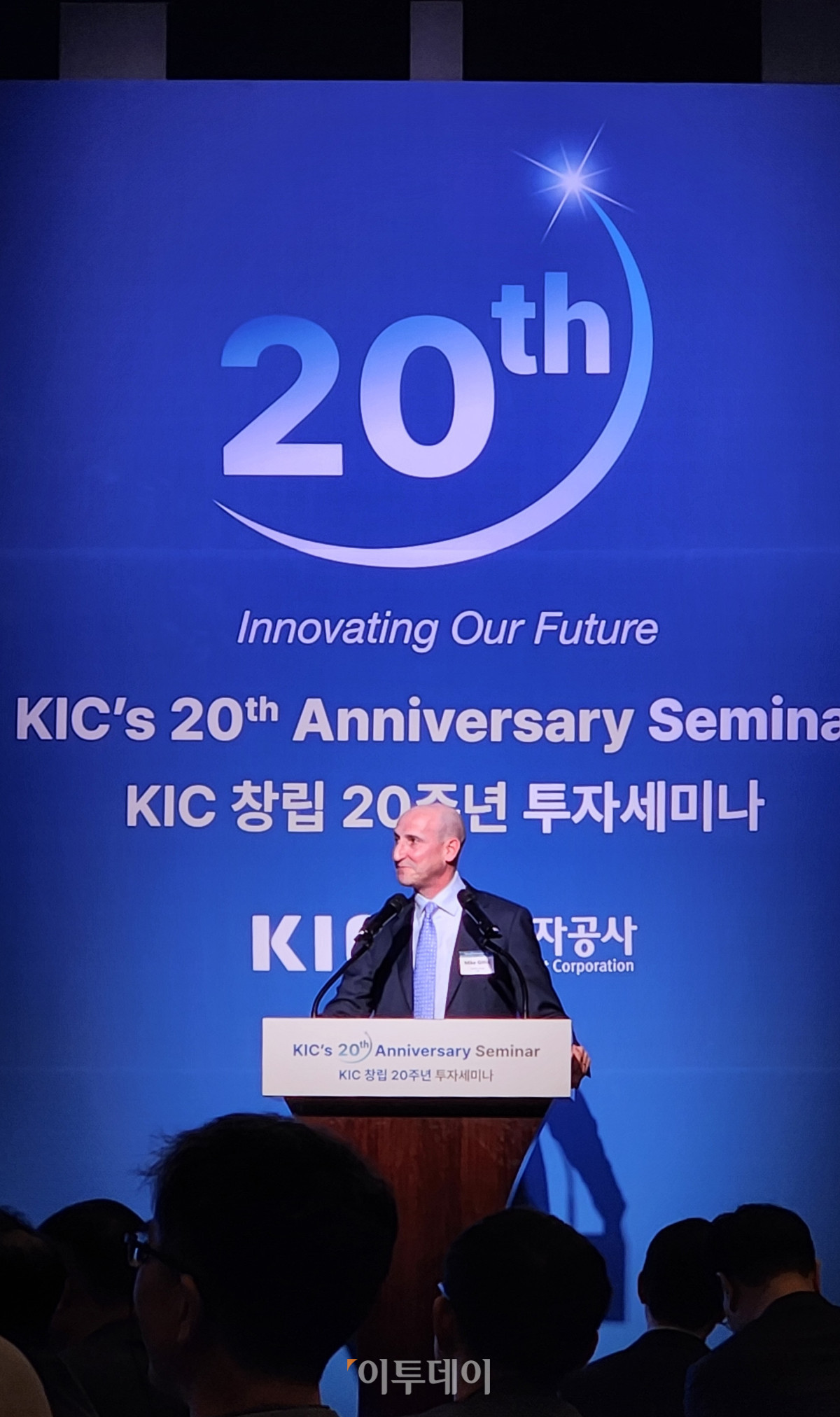 ▲마이크 깃린 캐피탈그룹 회장이 1일 서울 중구 소공동 웨스틴조선에서 열린 창립 20주년 기념식에서 발표하고 있다. 서지희 기자 jhsseo@