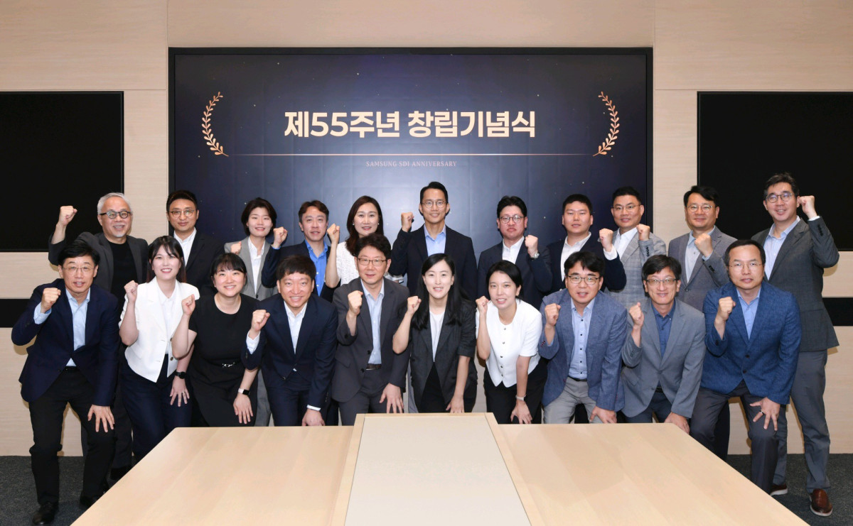 ▲1일 삼성SDI 기흥 본사에서 개최된 55주년 창립기념일 행사에서 최주선 삼성SDI 대표이사 사장(왼쪽 위)과 주요 경영진, SDI인상 등 수상자들이 기념사진을 촬영하고 있다.  (삼성SDI)