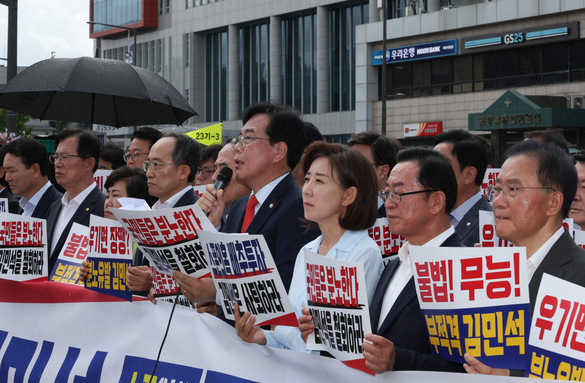 ▲국민의힘 송언석 당대표 권한대행 겸 원내대표가 1일 서울 용산 대통령실 앞에서 열린 현장 의원총회에서 발언하고 있다. 2025.7.1 (연합뉴스)