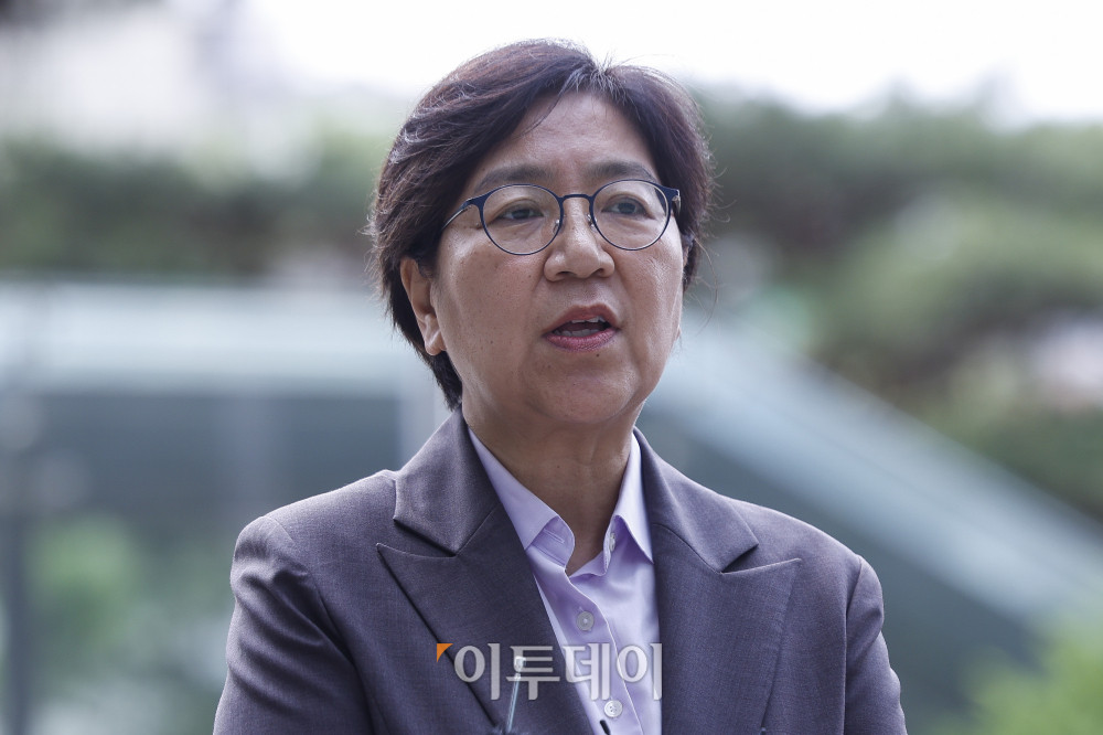 ▲정은경 보건복지부 장관 후보자가 30일 서울 중구 T타워에 마련된 인사청문회 준비 사무실에 출근하며 취재진의 질문에 답하고 있다. 조현호 기자 hyunho@ (이투데이DB)