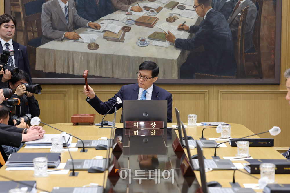 ▲이창용 한국은행 총재가 17일 서울 중구 한국은행에서 열린 금융통화위원회 통화정책방향 회의를 주재하고 있다. 2025.04.17 사진공동취재단 (이투데이DB)