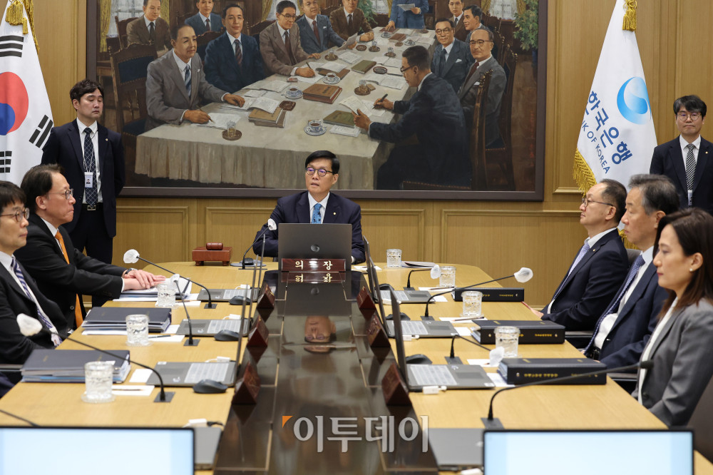 ▲이창용 한국은행 총재가 17일 서울 중구 한국은행에서 열린 금융통화위원회 통화정책방향 회의를 주재하고 있다. 2025.04.17 사진공동취재단 (이투데이DB)