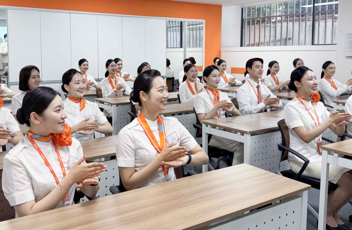 ▲제주항공이 올해부터 신입 객실승무원을 대상으로 실시하고 있는 간단한 인사말 및 안전 안내 수어표현 교육을 하고 있는 모습. (사진=제주항공)