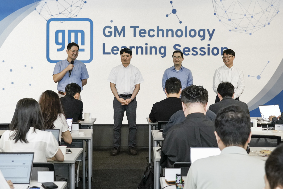 ▲GM 배터리 테크놀로지 러닝 세션에서 관계자들이 질의응답을 받고 있다. (사진=GM한국사업장)