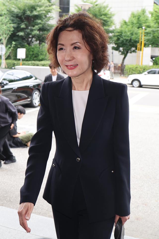 ▲이진숙 사회부총리 겸 교육부 장관 후보자가 30일 오전 서울 여의도 한국교육시설안전원에 마련된 인사청문회 준비 사무실로 출근하고 있다. (연합뉴스)