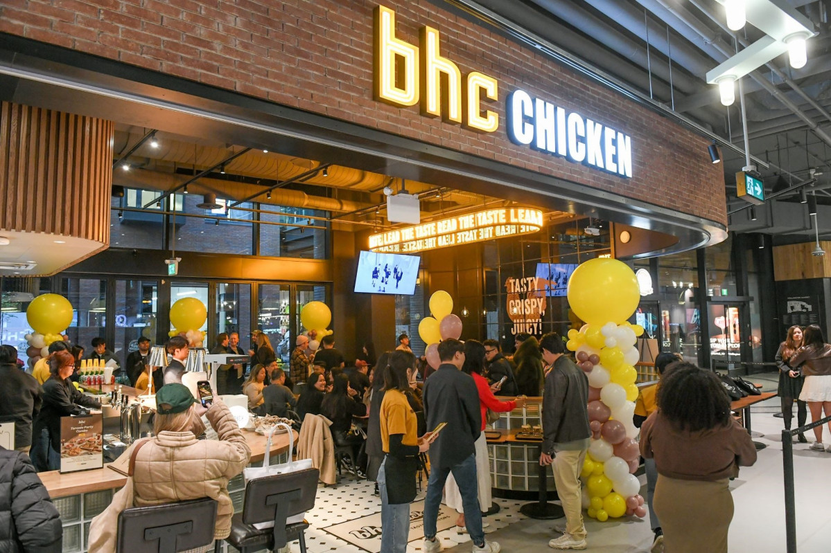 ▲bhc 해외 매장. (사진제공=bhc)