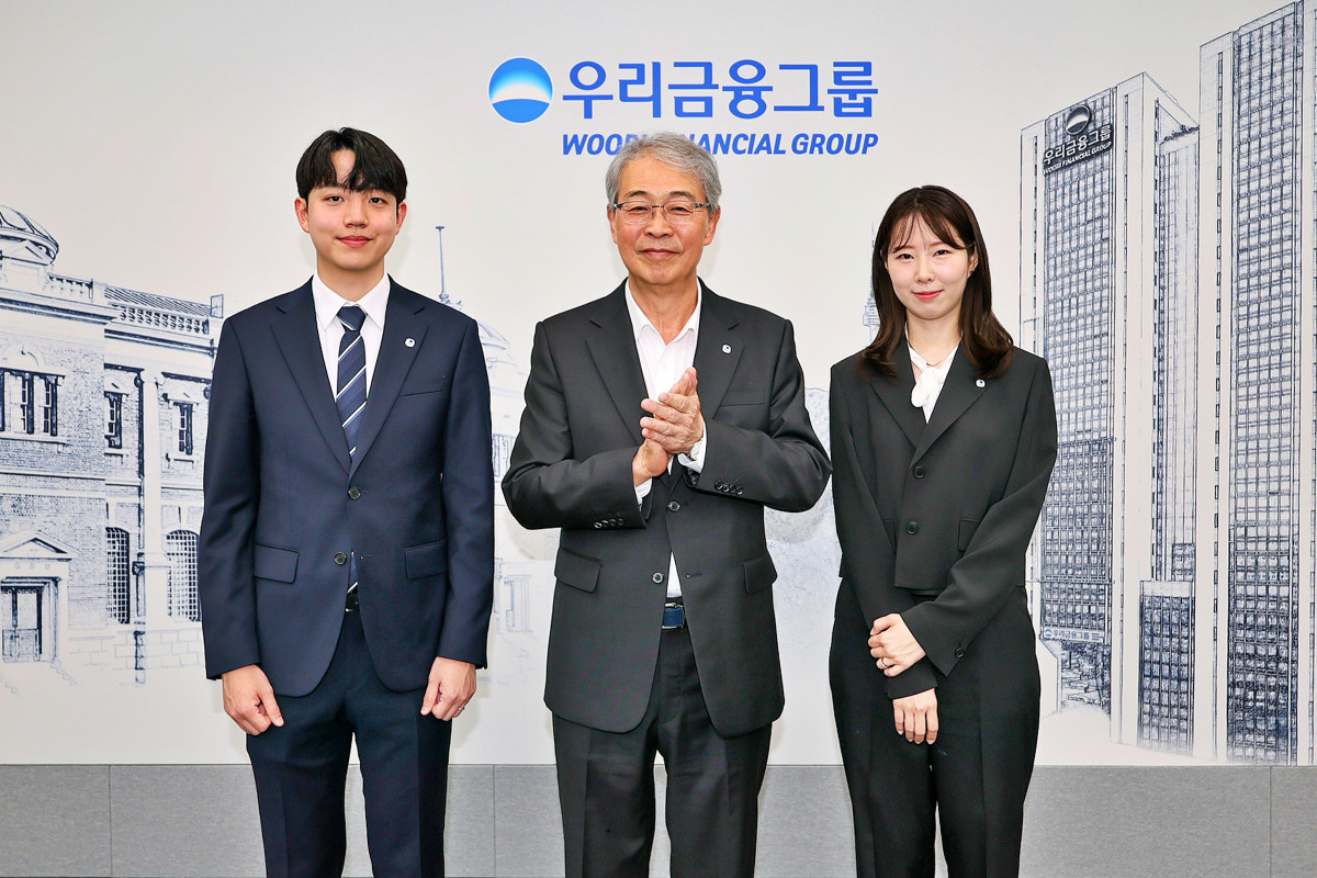 ▲임종룡(가운데) 우리금융그룹 회장이 동양생명·ABL생명 직원에게 디지털 선도의 의미가 담긴 새로운 그룹 보조휘장을 달아주고 기념사진을 촬영하고 있다. (사진제공=우리금융지주)