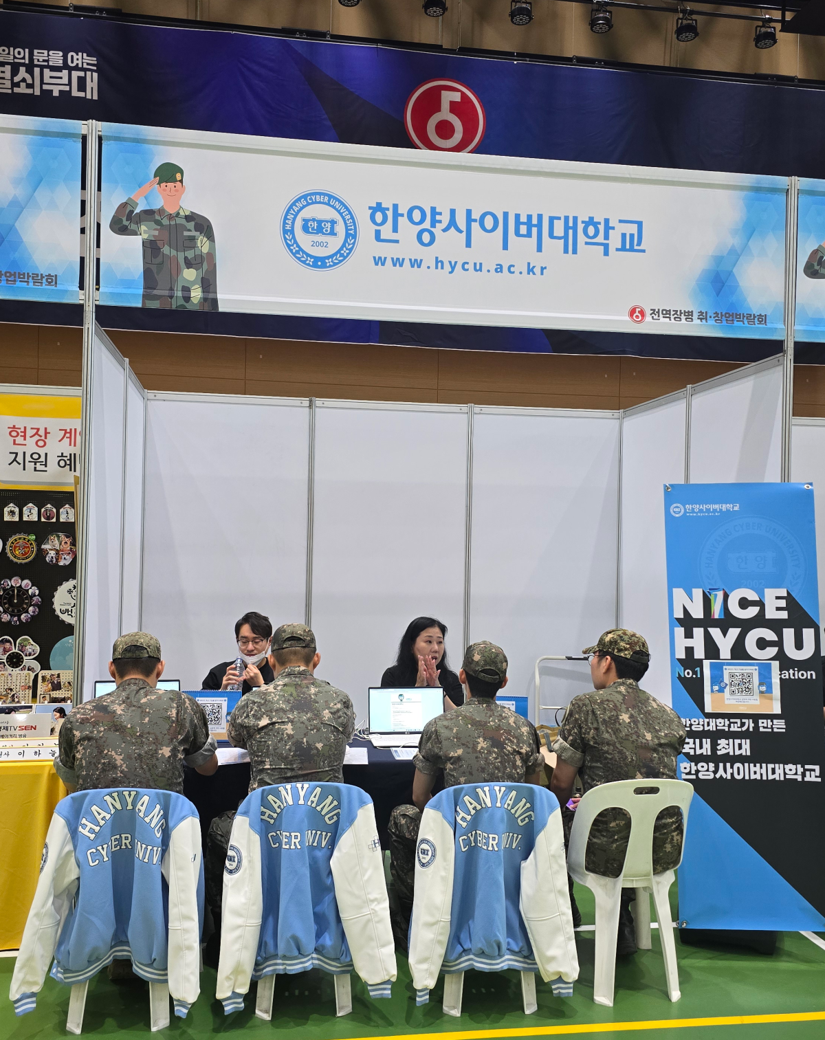 ▲지난달 24일 강원 연천군의 육군 제5보병사단(열쇠부대) 사령부에서 열린 ‘전역(예정)장병 취·창업박람회’의 한양사이버대학교 부스에서 상담이 진행되고 있다. (사진=한양사이버대학교)