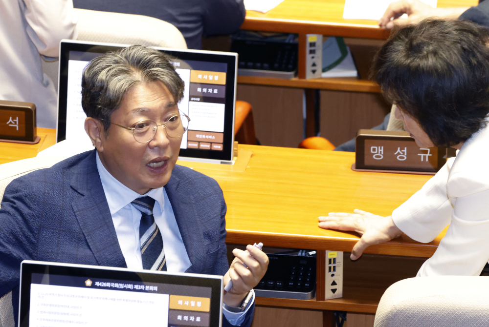 ▲법제사법위원장에 내정된 이춘석 더불어민주당 의원이 6월 27일 서울 여의도 국회 본회의에서 동료의원과 대화하고 있다. (고이란 기자 photoeran@)