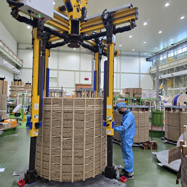 ▲LS일렉트릭 작업자가 권선 작업을 하고 있다. (자료제공=LS일렉트릭)