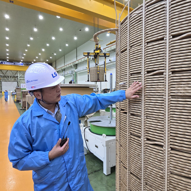 ▲최형석 LS일렉트릭 부산 초고압변압기 제조팀장이 권선 작업에 관해 설명하고 있다. (자료제공=LS일렉트릭)