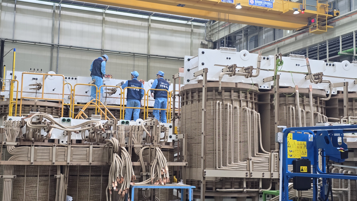 ▲작업자들이 본체 공정을 진행하고 있다. (자료제공=LS일렉트릭)