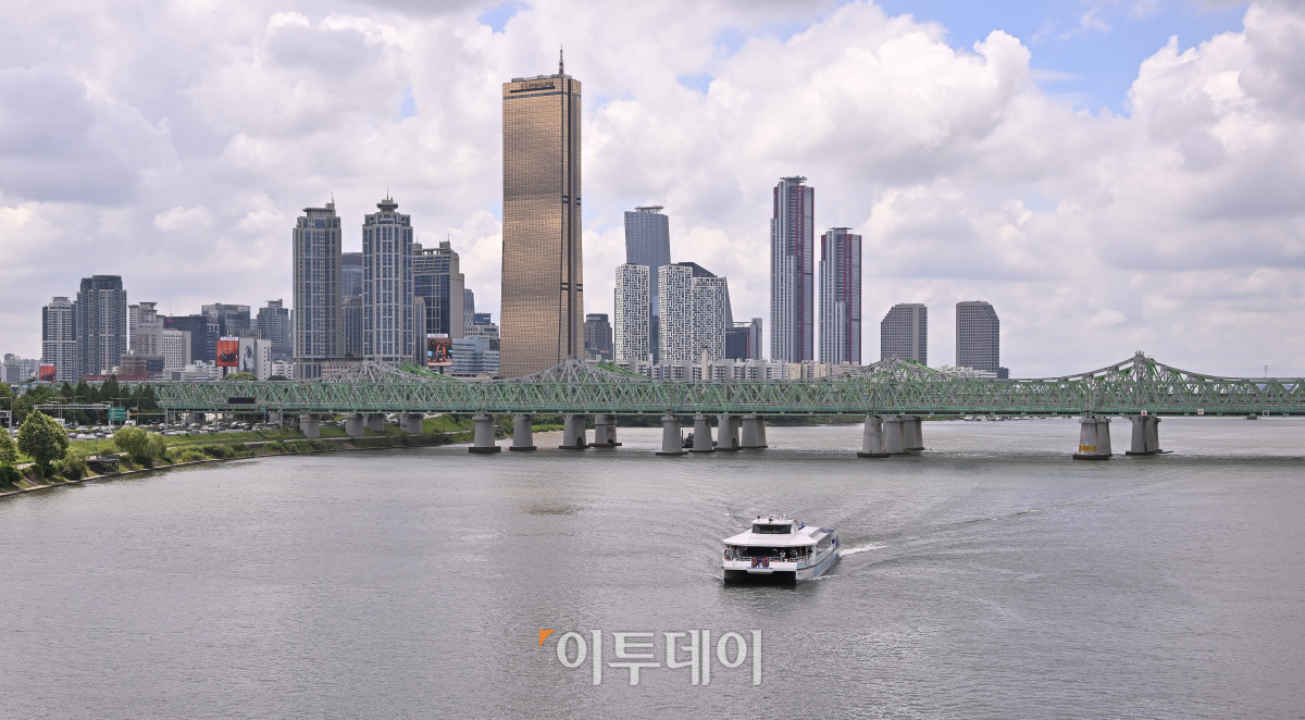 ▲한강버스 시민체험 운항 및 프레스투어가 열린 1일 서울 영등포구 노들섬 인근 한강에서 한강버스가 시범 운항하고 있다. 한강 유역에 처음으로 도입되는 친환경 수상 대중교통수단인 한강버스는 9월 중 정식운항을 통해 마곡-망원-여의도-옥수-압구정-뚝섬-잠실(마곡-여의도-잠실 급행 병행 운영) 7개 선착장, 약 31.5㎞의 거리를 오간다. 조현호 기자 hyunho@