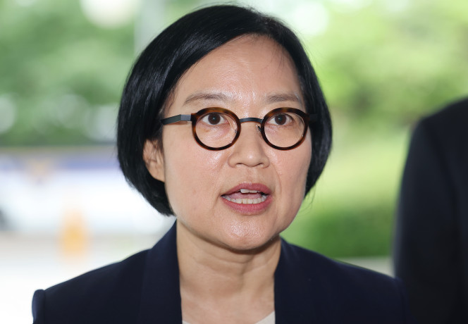 ▲한성숙 중소벤처기업부 장관 후보자가 26일 서울 영등포구 중소기업기술정보진흥원 수도권평가실에 마련된 인사청문회 준비 사무실로 출근하며 취재진 질문에 답하고 있다. 2025.6.26 (연합뉴스)