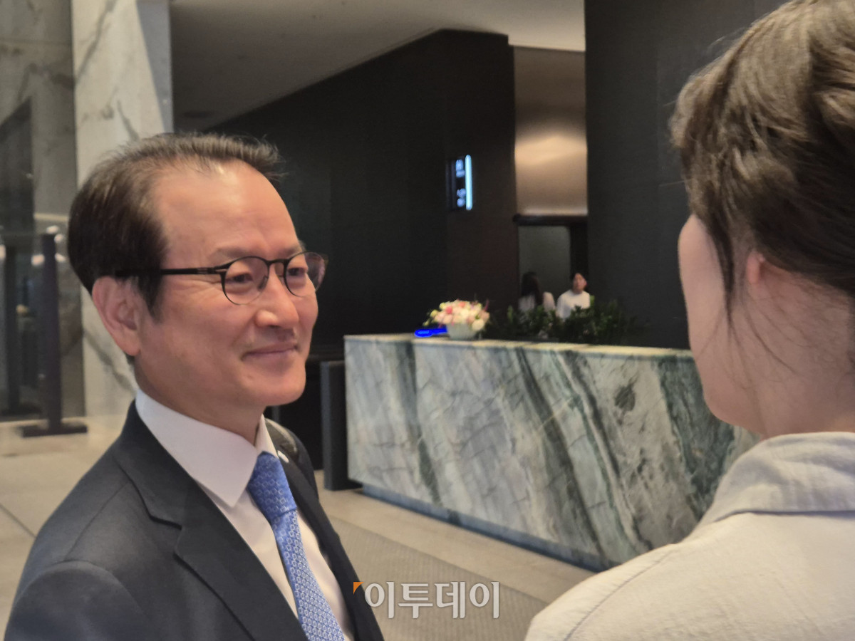 ▲성대규 동양생명 대표가 1일 오후 서울 종로구 동양생명 본사에 출근하고 있다. (김재은 기자 dove@)