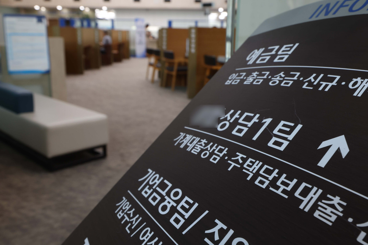 ▲개인의 대출 한도를 제한하는 총부채 원리금 상환비율(DSR) 규제가 3단계로 강화되면서, DSR 산정시 1.5%의 가산금리가 적용돼 가계대출 한도가 줄어들게된 1일 서울의 한 시중은행 영업창구가 한산하다. 지난달 정부는 ‘6·27 부동산 대책’을 발표, 수도권 주택담보대출 한도를 6억원으로 제한하는 등 대출 규제를 강화했다. 이번에 스트레스 DSR까지 더해지면 차주의 대출 가능 금액이 더 줄어들어 수도권에서 자금 조달이 한층 어려워진다. 신태현 기자 holjjak@