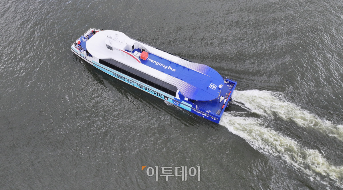 ▲한강버스 시민체험 운항 및 프레스투어가 열린 1일 한강버스가 서울 광진구 뚝섬 선착장을 떠나 송파구 잠실 선착장으로 이동하고 있다. 한강 유역에 처음으로 도입되는 친환경 수상 대중교통수단인 한강버스는 9월 중 정식운항을 통해 마곡-망원-여의도-옥수-압구정-뚝섬-잠실(마곡-여의도-잠실 급행 병행 운영) 7개 선착장, 약 31.5㎞의 거리를 오간다. 조현호 기자 hyunho@