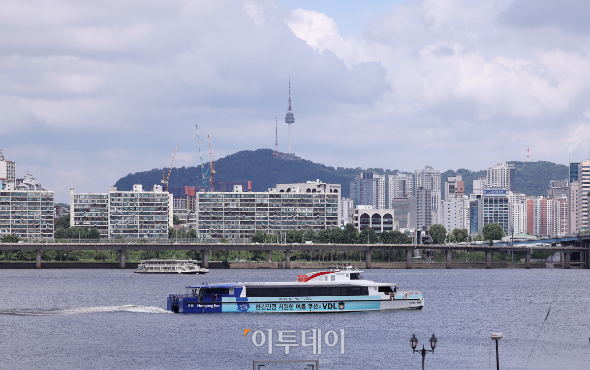 ▲한강버스 시민체험 운항 및 프레스투어가 열린 1일 한강버스가 여의도 선착장을 출발해 뚝섬 선착장으로 향하고 있다.  (이투데이DB)