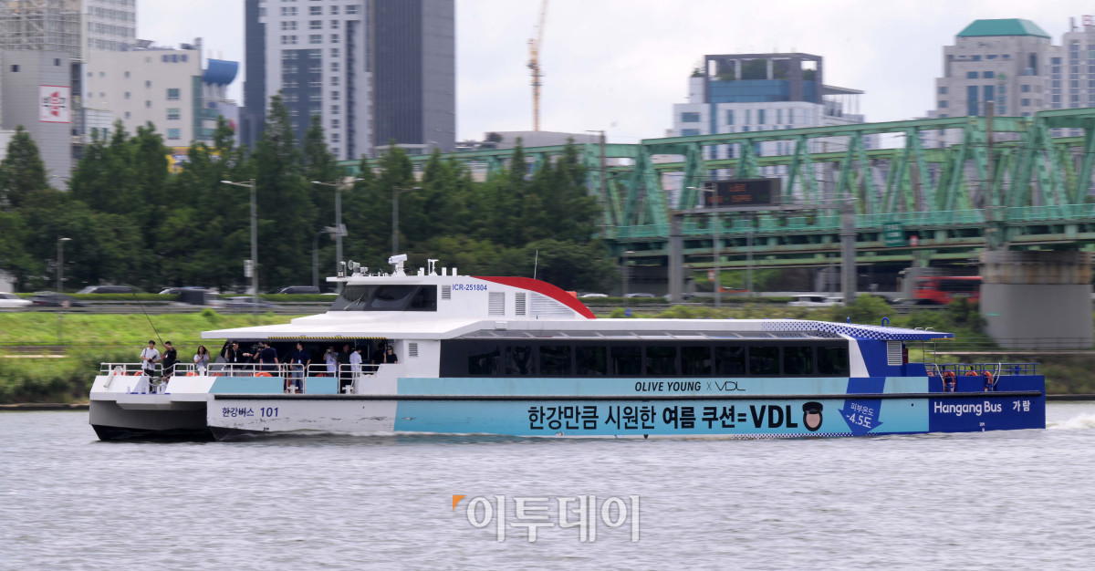 ▲한강버스 시민체험 운항 및 프레스투어가 열린 1일 한강버스가 여의도 선착장을 출발해 뚝섬 선착장으로 향하고 있다.  (이투데이DB)