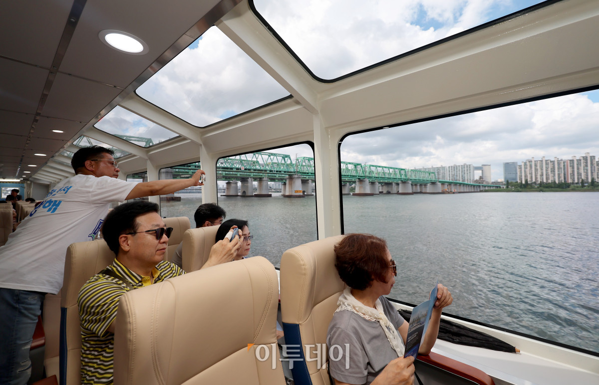 ▲한강버스 시민체험 운항 및 프레스투어가 열린 1일 서울 영등포구 여의도 일대에서 시민체험단이 기념사진을 촬영하고 있다. 한강 유역에 처음으로 도입되는 친환경 수상 대중교통수단인 한강버스는 9월 중 정식운항을 통해 마곡-망원-여의도-옥수-압구정-뚝섬-잠실(마곡-여의도-잠실 급행 병행 운영) 7개 선착장, 약 31.5㎞의 거리를 오간다. 조현호 기자 hyunho@